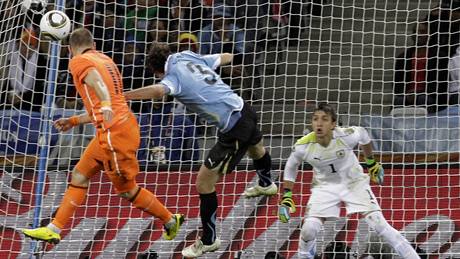 Záložník Robben (vlevo) neomylně hlavičkuje do uruguayské branky,  Nizozemsko vede 3:1