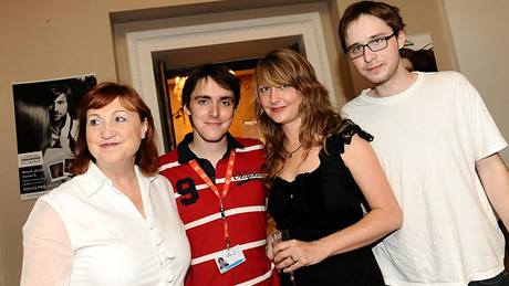 Karel He�mánek ml. s bratrem Josefem, nevlastní sestrou Karolínou a tetou Marií...