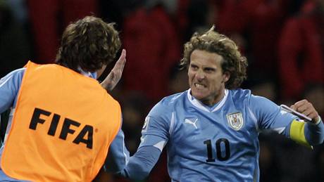 JE TAM. Uruguayský útočník Forlán oslavuje gól, který právě vstřelil.