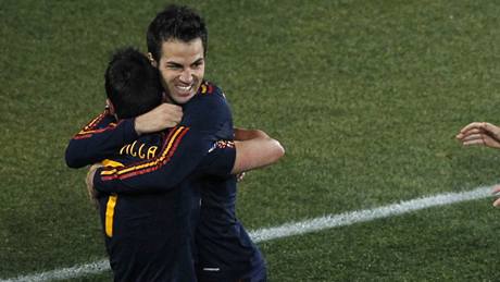 �PAN�LSKÁ RADOST. �pan�l�tí fotbalisté se radují z gólu, který je poslal do semifinále.