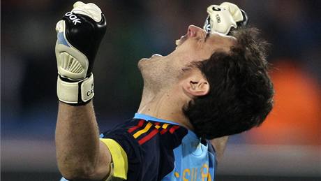 POSTUP. �pan�lský kapitán Iker Casillas se raduje z postupu do semifinále mistrovství sv�ta.