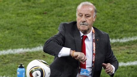 A MI NEPOMAKÁ OBLEK. Jako by se panlský trenér Vicente Del Bosque strachoval, aby mu mí neponiil oblek.