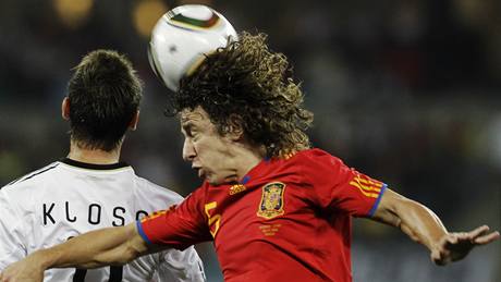 SOUBOJ. panlský stoper Puyol (vpravo) se snaí odvrátit mí ped nmeckým útoníkem Klosem.