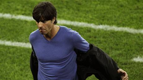 JE MI HORKO. N�mecký trenér Joachim Löw si svléká sako b�hem semifinále mistrovství sv�ta.