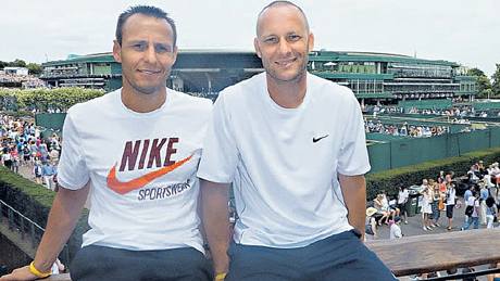 Berdychovi pomocníci. Trenér Tomá Krupa (vpravo) a kondiní trenér David Vydra.