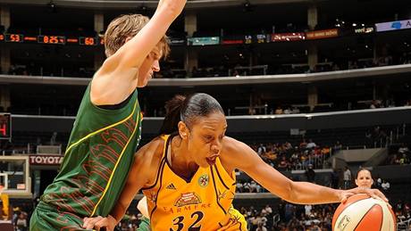 Jana Veselá (vlevo) ze Seattlu Storm v duelu WNBA proti Los Angeles Sparks brání Tinu Thompsonovou