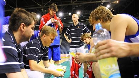 Kou eské juniorské reprezentace Jan Slowiak udílí pokyny bhem time-outu. 