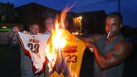 Fandové Clevelandu Cavaliers pálí dresy s íslem 23 a jménem LeBrona Jamese. Jejich miláek zklamal, odeel do Miami Heat.