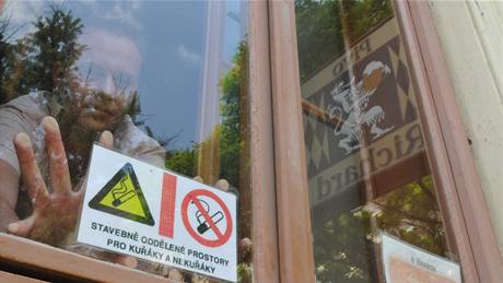 Majitel pivnice U Richarda v brn�nské Údolní ulici vylepuje logo ozna�ující jeho podnik jako ku�ácký i neku�ácký.