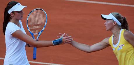 Karolína Plíková (vlevo) gratuluje Johann Larssonové k postupu do 2. kola ECM Prague Open