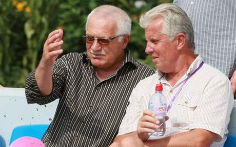 Prezident Václav Klaus (vlevo) a editel turnaje Vladislav avrda sledují zápas Lucie Hradecké na ECM Prague Open 2010