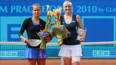 Poraen finalistka Barbora Zhlavov - Strcov (vlevo) a vtzka Agnes Szavayov po finle ECM Prague Open 2010