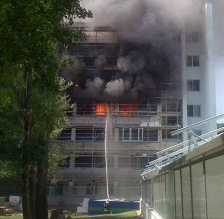 Požár zachvátil budovu akademie věd v Bratislavě. 