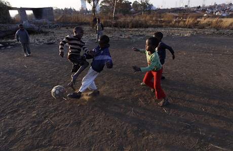 Kluci hraj fotbal v jihoafrickm Sowetu, ptek 9. ervence 2010