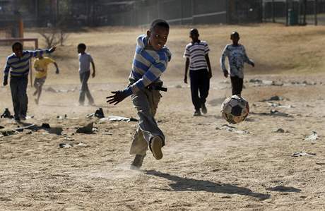 Kluci hrají fotbal v jihoafrickém Johannesburgu, 9. ervence 2010