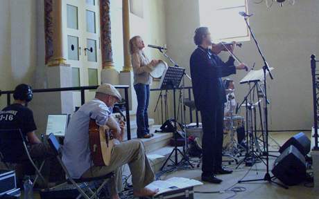 Kanadská zpěvačka s česko-židovskými kořeny Lenka Lichtenberg s kapelou v čele s houslistou  Alexanderem Shonertem v boskovické syngoze (9. červenec 2010)