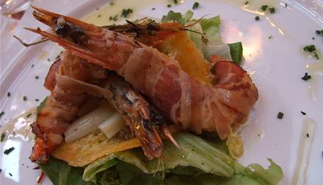 Resturace Mariani v brněnském Juliánově - obří krevety - obří krevety na sušence z parmezánu, omotané slaninou, doplněné chřestem a ochuceným salátkem