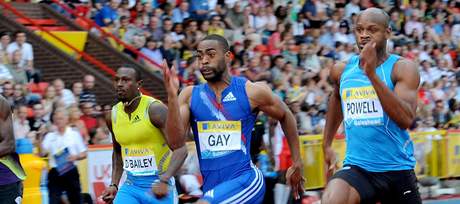 Tyson Gay poráí Asafu Powella ve finii závodu na 100 m.