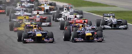 Mark Webber (vlevo) a Sebastian Vettel odstartovali do Velk ceny Britnie z prvn ady.