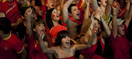 EXPLOZE NADENÍ. panltí fanouci slaví gól Andrése Iniesty ve finále proti Nizozemsku.