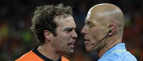 VZTEK. Nizozemský stoper Joris Mathijsen se roziluje na rozhodího Howarda Webba.