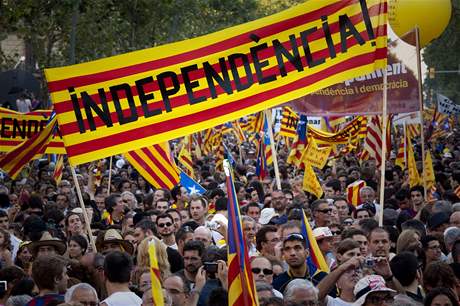 Nezávislost. Demonstranti drí vlajku za nezávislost Katalánska