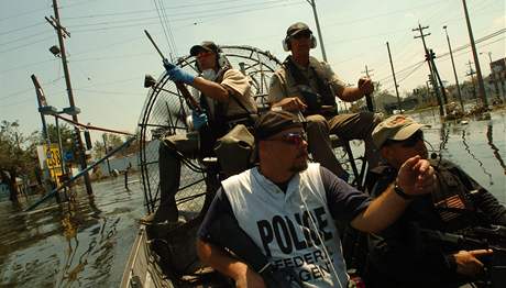 Policisté a záchranái pi jedné ze záchranných akcí v nebezpené tvrti New Orleans po hurikánu Katrina. (4. záí 2005)