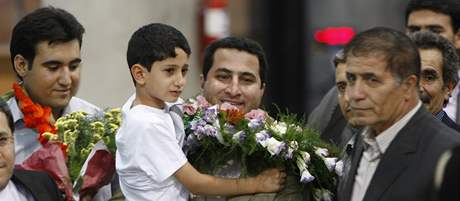 Íránský jaderný vdec ahram Amírí po píletu do Teheránu, v náruí drí svého sedmiletého syna (15. ervence 2010)