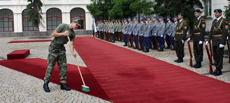 Pípravy na návtvu premiéra Petra Nease na Slovensku (19. ervence 2010)