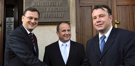 Martin Kocourek (vpravo) pevzal ministerstvo prmyslu a obchodu od Vladimíra Toovského (uprosted) za úasti premiéra Petra Nease (14. ervence 2010)