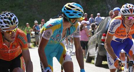 Nov ldr Tour de France Alberto Contador se ohl na Andyho Schlecka, kter se pod zatkou sna nasadit spadl etz.
