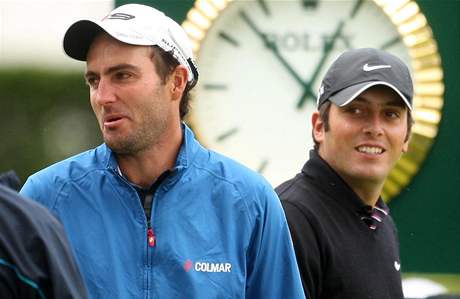 Edoardo Molinari (vlevo) a Francesco Molinari bhem finlovho kola Scottish Open