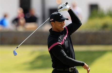 Tiger Woods je bez ancí na titul - na vedoucího Oosthuizena ztrácí dvanáct ran