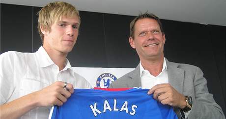 Sportovn editel Chelsea Frank Arnesen pedv Tomi Kalasovi dres londnskho klubu