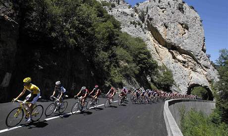 TOUR V HORÁCH. Cyklisté na Tour de France u bojují v horách, stejn tak Andy Schleck (vlevo).