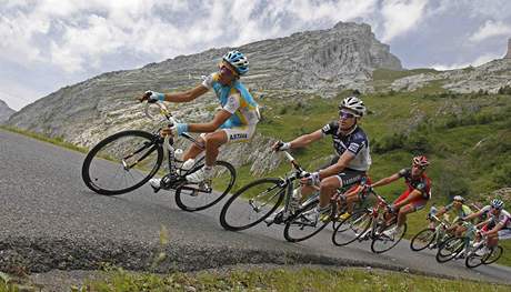 KOPCE ZVLÁDL. Alberto Contador pi stoupání na Colombiere v královské alpské etap Tour.