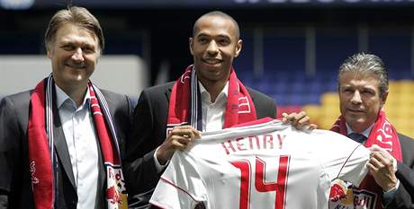 Thierry Henry pózuje s dresem New Yorku Red Bulls