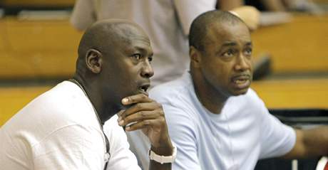 Michael Jordan (vlevo), majitel Charlotte Bobcats, s generálním manaerem Rodem Higginsem