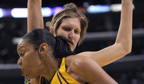 Jana Veselá (v pozadí) ze Seattlu Storm v duelu WNBA proti Los Angeles Sparks brání Tinu Thompsonovou