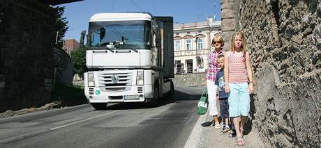 Nkteré obce, pes které jezdí tká auta, ádají zavedení mýtného pro nákladní automobily i na silnicích niích tíd. Ilustraní foto