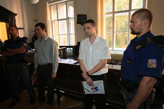 U brnnského krajského soudu se zaal projednávat pípad plmiliardového podvodu (na snímku zleva obalovaní Martin ouelka a Luká Pibyl)