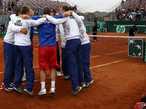 etí tenisté na antuce v chilském Coquimbu slaví postup do semifinále Davis Cupu