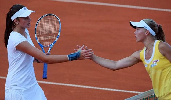 Karolína Plíková (vlevo) gratuluje Johann Larssonové k postupu do 2. kola ECM Prague Open