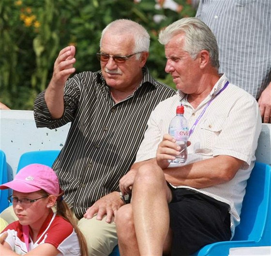Prezident Václav Klaus (vlevo) a editel turnaje Vladislav avrda sledují zápas Lucie Hradecké na ECM Prague Open 2010