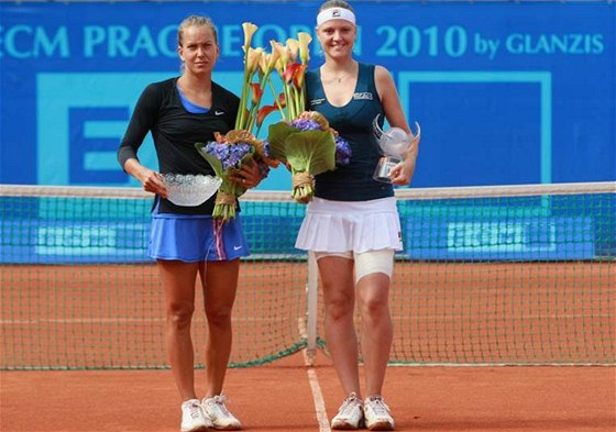 Poraená finalistka Barbora Záhlavová - Strýcová (vlevo) a vítzka Agnes Szavayová po finále ECM Prague Open 2010