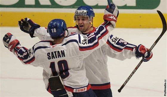 Pavol Demitra (vpravo) a Miroslav atan mají i v ptaticeti nabídky z NHL