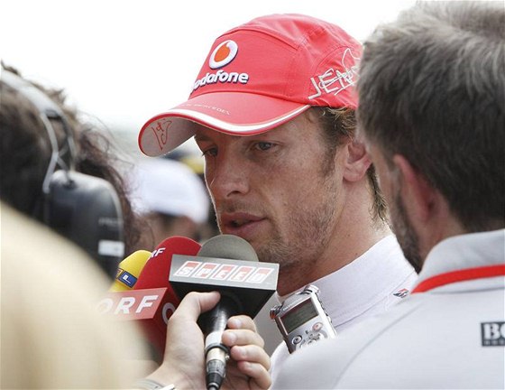 Jenson Button odpovídá na otázky noviná poté, co v kvalifikaci zajel a trnáctý nejrychlejí as.