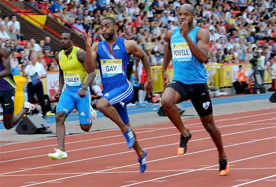Tyson Gay poráí Asafu Powella ve finii závodu na 100 m.