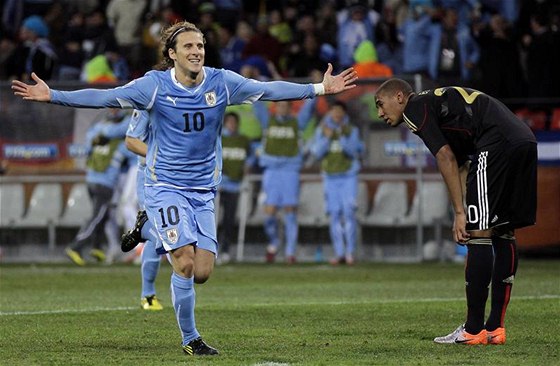 VEDEME! Uruguayský útoník Forlán se raduje z gólu na 2:1 proti Nmecku.