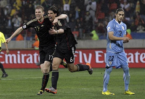 Sami Khedira (uprosted) slaví se spoluhráem Mertesackerem vítzný gól v zápase proti Uruguayi.